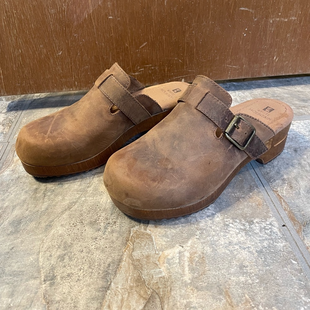 White mountain leather clogs